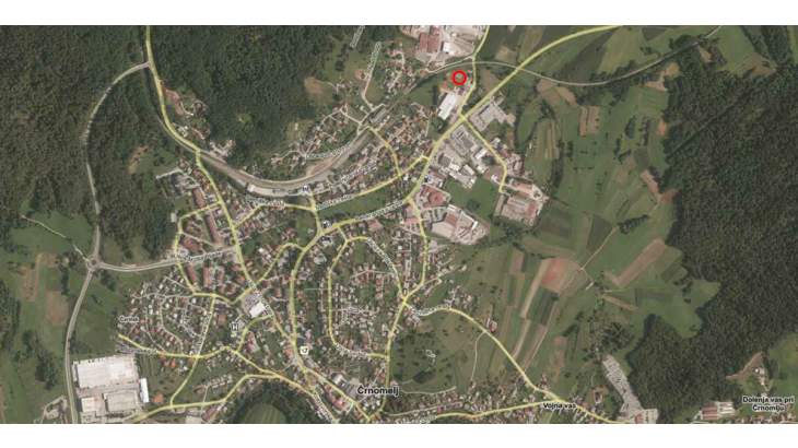 Belokranjska ulica, Črnomelj - na robu mesta, v stiku z naravo.